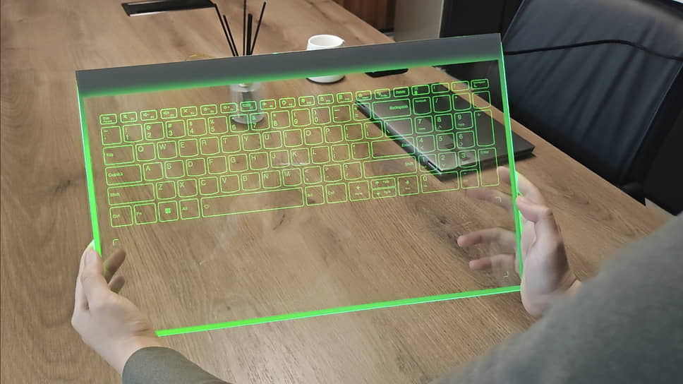 Lenovo продемонстрировала прототип ноутбука с прозрачным дисплеем под названием ThinkBook Transparent Display Laptop. Разработчики предполагают, что благодаря меняющему степень прозрачности дисплею устройство станет популярным среди художников и дизайнеров