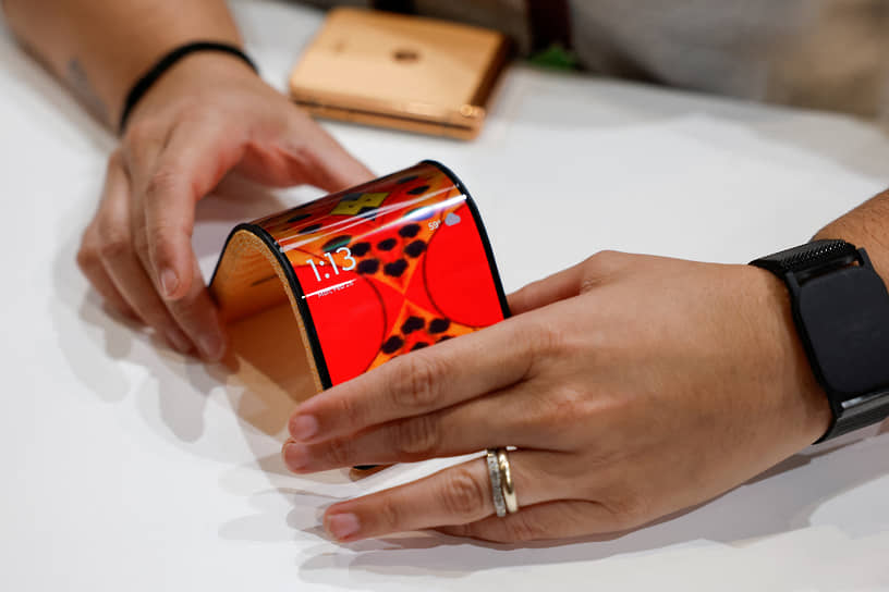 Компания Motorola представила прототип гибкого смартфона, который можно носить на руке. Устройство можно приспособить под форму руки, также его можно носить как модный аксессуар