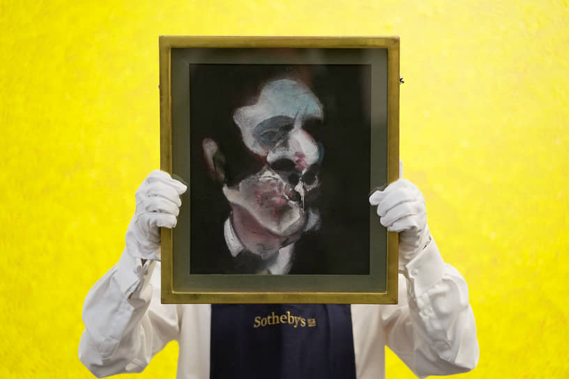 Лондон, Великобритания. Сотрудник аукционного дома Sotheby&#39;s демонстрирует работу Фрэнсиса Бэкона «Этюд к портрету Джорджа Дайера» на предварительном показе для прессы