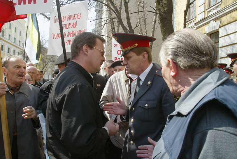 Лидер Национал-державной партии России Станислав Терехов  (в центре) на митинге в поддержку полковника ГРУ Владимира Квачкова, обвинявшегося в покушении на Анатолия Чубайса, у стен СИЗО «Матросская тишина», 2005 год