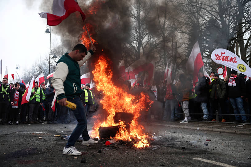 Варшава. Акция протеста фермеров возле офиса премьер-министра Польши Дональда Туска