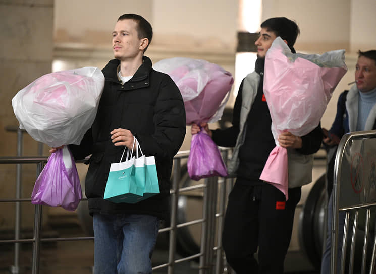 Москва. Мужчины с букетами цветов в метро