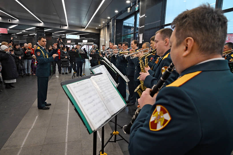 Москва. Выступление военного оркестра на станции метро «Мичуринский проспект»