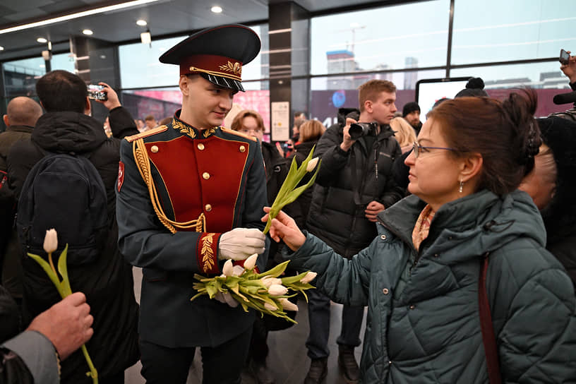 Москва. Военнослужащий дарит женщинам цветы