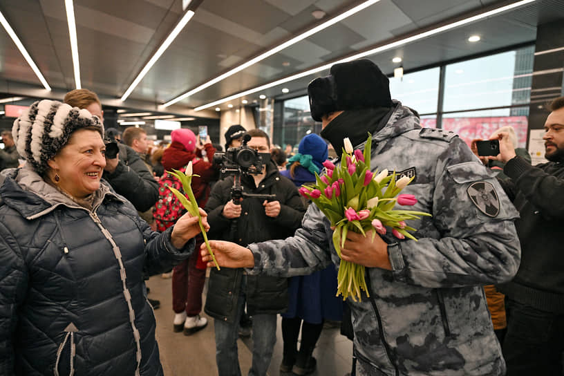 Москва. Полицейский дарит женщинам цветы на станции метро «Мичуринский проспект»