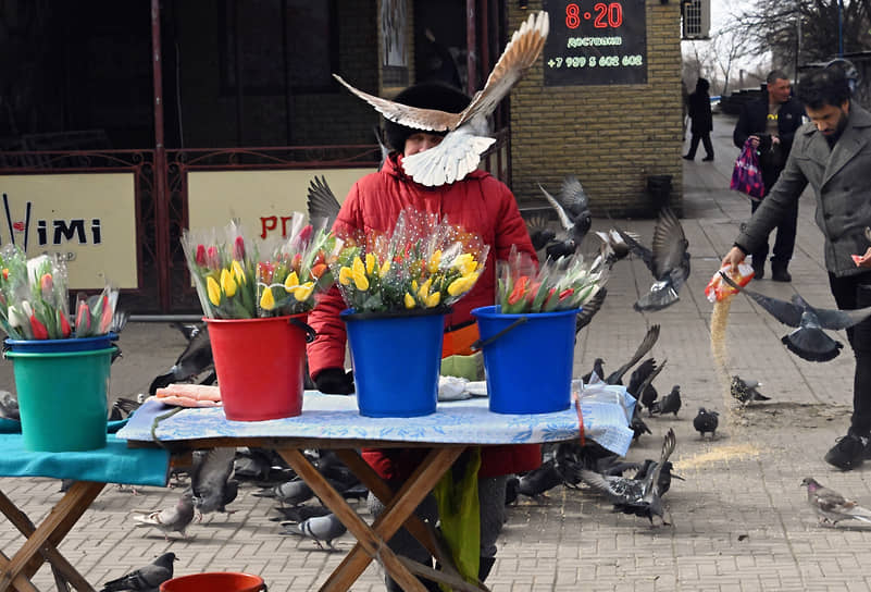 Луганск, Россия. Продажа цветов на улице в рамках празднования 8 марта