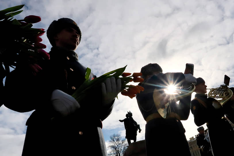 Санкт-Петербург. Военный оркестр Ленинградского военного округа выступает на Сенатской площади в честь Международного женского дня