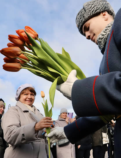 Санкт-Петербург. Военнослужащий дарит женщинам цветы на Сенатской площади