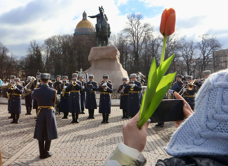 Санкт-Петербург. Выступление военного оркестра на Сенатской площади