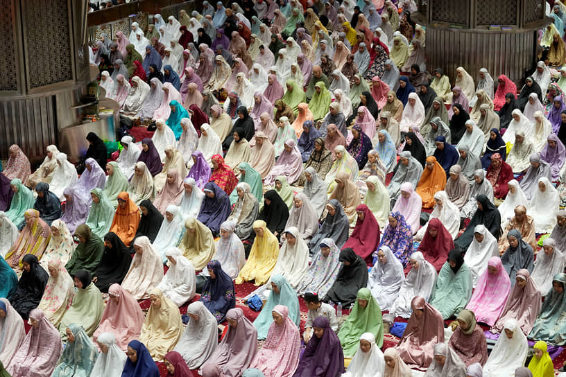 Джакарта, Индонезия. Мусульмане совершают таравих — молитву, посвященную началу священного месяца Рамадан