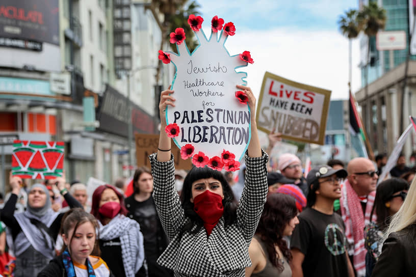 Лос-Анджелес, США. Демонстранты держат плакаты в поддержку палестинцев 