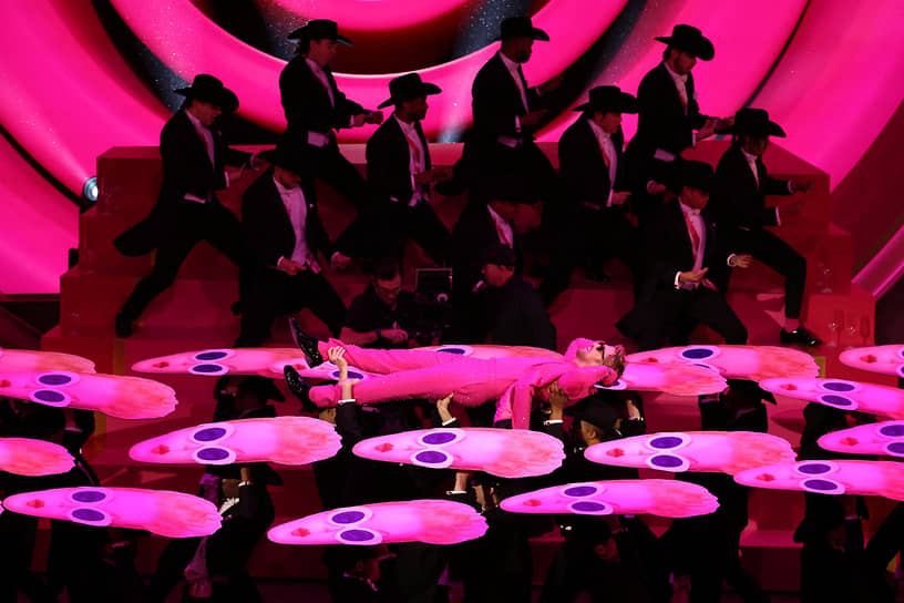 Лос-Анджелес. Актер Райан Гослинг исполняет песню «I’m Just Ken» из фильма «Барби» на церемонии вручения премии «Оскар»