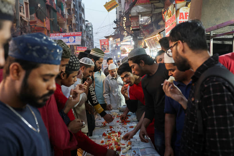Нью-Дели, Индия. Вечерний прием пищи во время священного месяца Рамадан