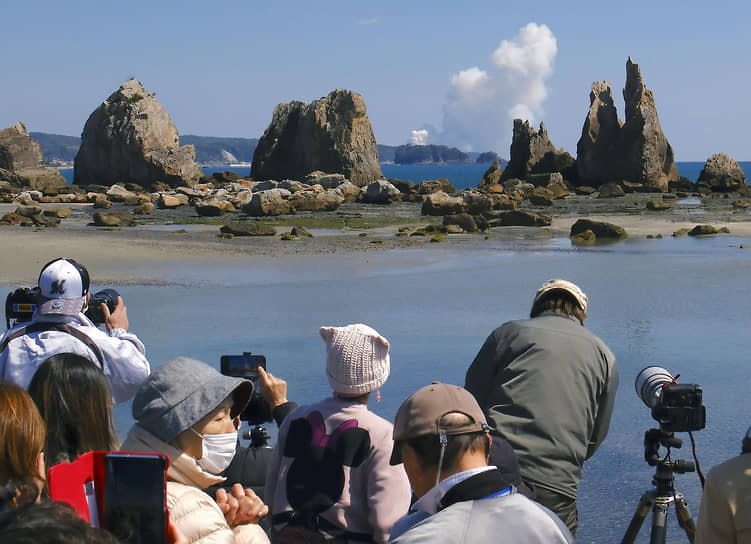 Вакаяма, Япония. Люди наблюдают за неудачным запуском первой частной японской ракеты со спутником, взорвавшейся сразу после старта