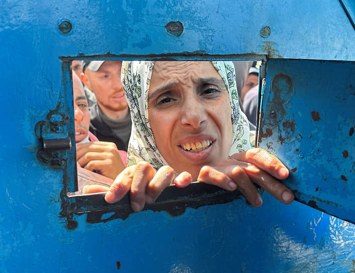 Рафах, сектор Газа. Палестинка в ожидании гуманитарной помощи