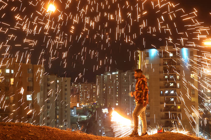 Тегеран, Иран. Местный житель запускает фейерверки во время Чахаршанбе-Сури — иранского праздника огня в канун Ноуруза, который знаменует собой приход весны и возрождение природы