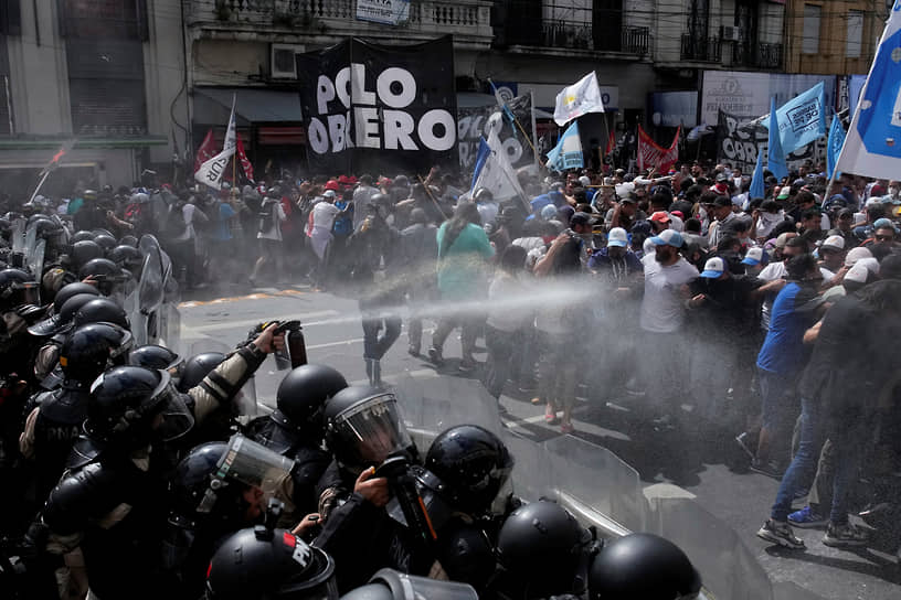 Буэнос-Айрес, Аргентина. Антиправительственная демонстрация против экономических реформ, предложенных президентом Хавьером Милеем 

