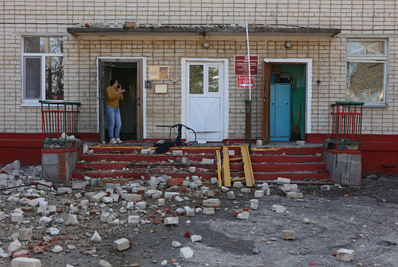 Белгород. Женщина стоит у входа в детский сад, пострадавший от обстрела