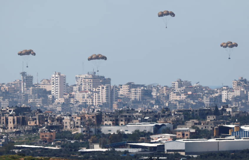 Сектор Газа. Доставка гуманитарной помощи с воздуха для палестинцев
