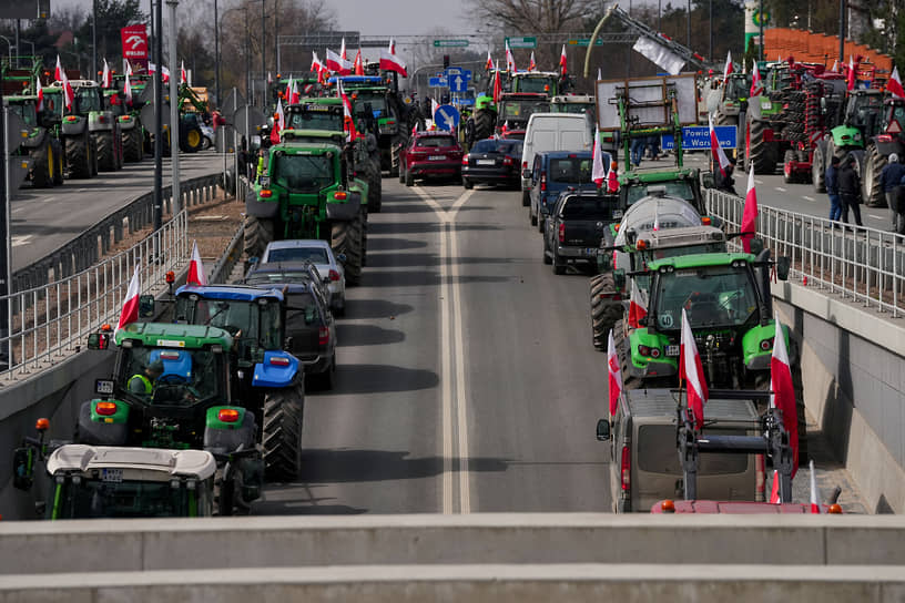Закрет, Польша. Фермеры блокируют дорогу на Варшаву, протестуя против поставок дешевого продовольствия с Украины и сельскохозяйственной политики Евросоюза