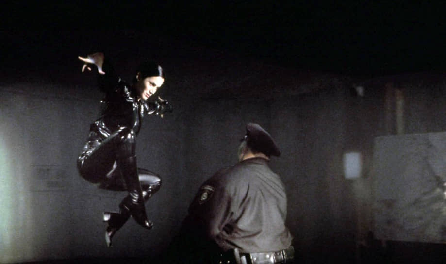 Эпизод, в котором героиня Тринити убегает от полицейских, убедил боссов Warner дать братьям Вачовски увеличенный бюджет на фильм 