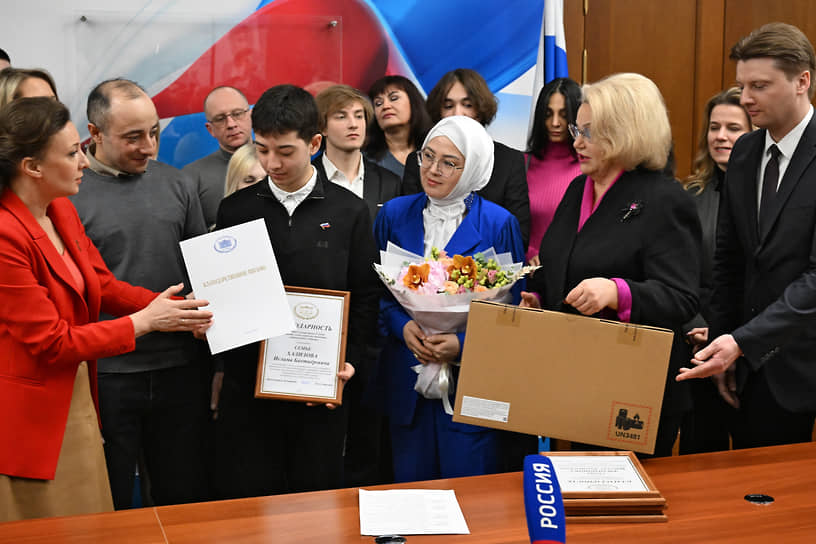 Вице-спикер Госдумы Анна Кузнецова (слева), председатель комитета по защите семьи, вопросам отцовства, материнства и детства Нина Останина (вторая справа) и ученик школы №19 Ислам Халилов (в центре)