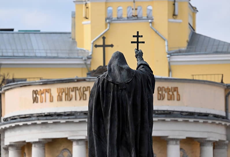 Москва. Памятник патриарху Гермогену на фоне храма мученицы Татианы при МГУ имени Ломоносова