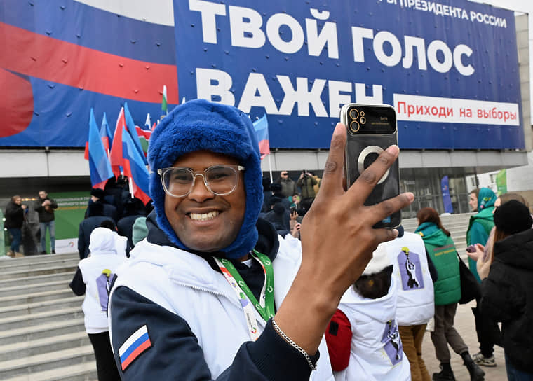 Луганск, ЛНР.  Гости Всемирного фестиваля молодежи 