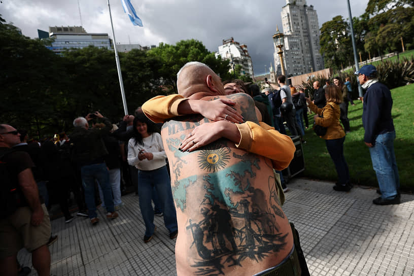 Буэнос-Айрес, Аргентина. Ветеран обнимается на церемонии памяти жертв войны 1982 года между Великобританией и Аргентиной на Фолклендских островах
