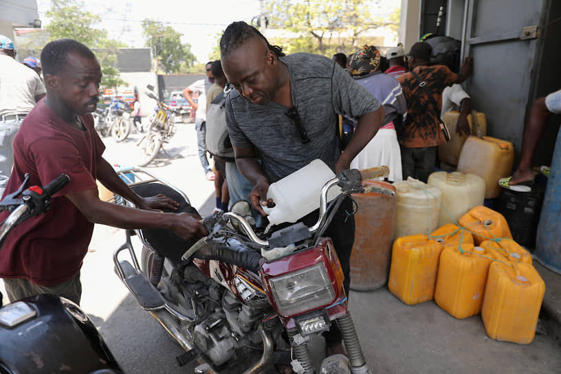 Несмотря на риски, жители Порт-о-Пренса пытаются заправить свои мотоциклы и мопеды. Из-за проблем с автоперевозками они оказались чуть ли не единственным доступным транспортным средством в столице Гаити