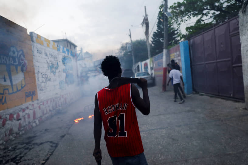 На Гаити фиксируют случаи самосуда и линчевания преступников &lt;br> На фото: местные жители на месте сожжения одного из лидеров группировки Макандал, март 2024 года