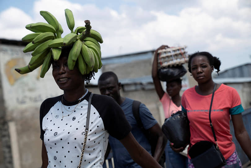 Некоторые гаитяне вынуждены закупать продукты на границе Гаити с Доминиканской Республикой