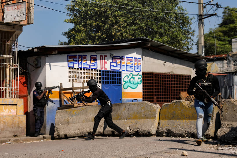 По сообщениям СМИ, отряды полиции малочисленны и не могут сопротивляться вооруженным группировкам. Так, в Порт-о-Пренсе преступники сожгли одно из отделений полиции вместе с припаркованными возле него автомобилями