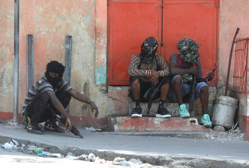 Из-за страха столкнуться с вооруженным группировками многие гаитяне выходят на улицы только в случае крайней необходимости, например, чтобы приобрести продукты и лекарства