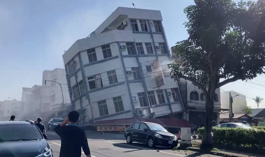 Впоследствии сейсмологи зафиксировали около 40 афтершоков &lt;br> На фото: пострадавшее здание в Хуаляне