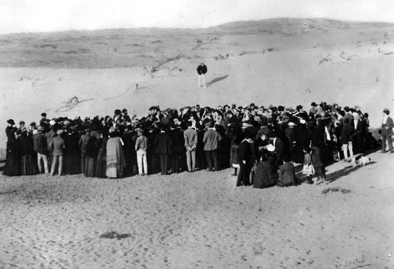 11 апреля 1909 года 66 еврейских семей собрались на пустынной песчаной дюне, чтобы случайным образом распределить земельные участки. Эта дата считается днем основания Тель-Авива &lt;br> На фото: распределение первых участков на месте будущего города