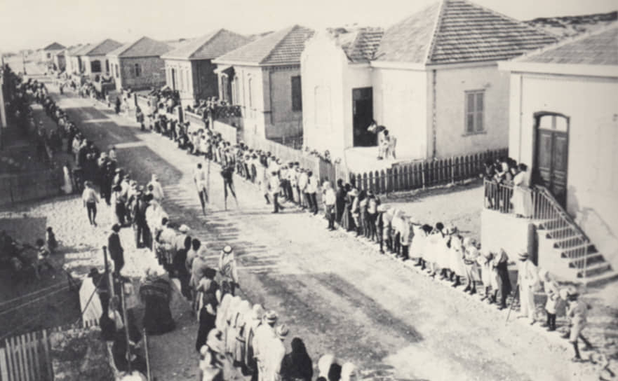 С 1881 по 1903 год произошла первая массовая иммиграция евреев в Палестину, известная как Первая алия, в основном из Российской империи, а также Йемена. Тогда вокруг Яффы, на территории современного Тель-Авива, были основаны новые еврейские поселения. К еще большему увеличению их количества привела Вторая алия (1907–1917 годы)