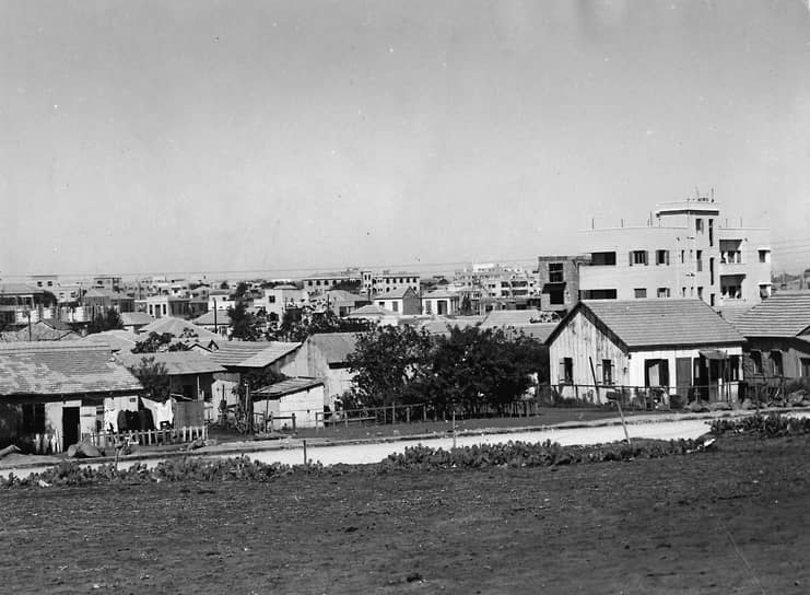 К 1914 году площадь Тель-Авива превысила 1 кв. км. В 1915 году была проведена перепись населения Тель-Авива, согласно которой его численность составляла 2679 человек. Однако рост прекратился в 1917 году, когда османские власти изгнали многих жителей Яффы и Тель-Авива