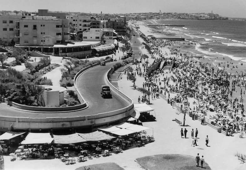 После провозглашения Израилем независимости 14 мая 1948 года Тель-Авив стал временным центром государства. Во время войны за независимость город неоднократно подвергался бомбардировкам со стороны египетской армии
