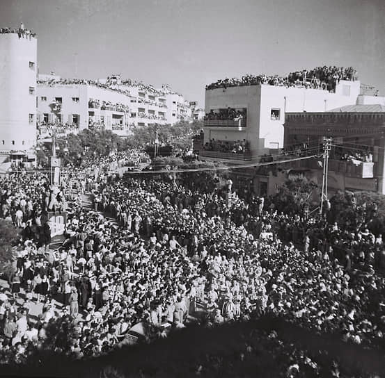К 1922 году население Тель-Авива составляло чуть более 15 тыс. человек (15 тыс. иудеев, 78 мусульман и 42 христианина), к 1925-м оно увеличилось до 34 тыс. человек. В 1931 году в Тель-Авиве проживало 46 тыс. человек (из которых 45 тыс. — иудеи) в 12 тыс. домах &lt;br> На фото: первый парад в честь Дня независимости в мае 1949 года