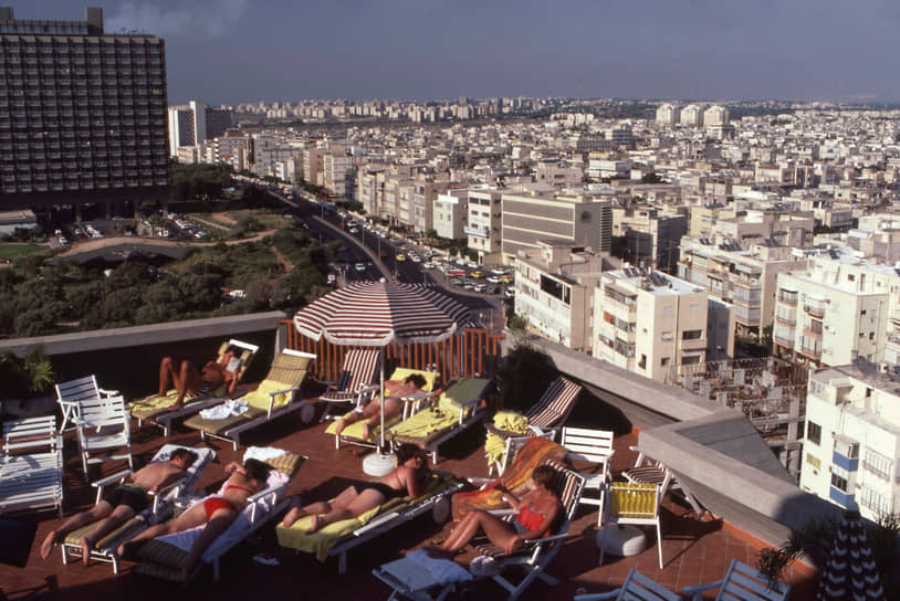 Население Тель-Авива сильно выросло в начале 1960 годов и составляло 390 тыс. человек. К началу 1970-х оно стало снижаться