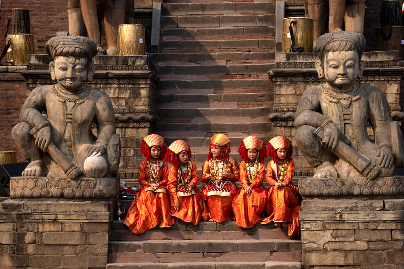 Бхактапур, Непал. Девушки в костюмах живой богини Кумари участвуют в традиционном фестивале общины Ньюари