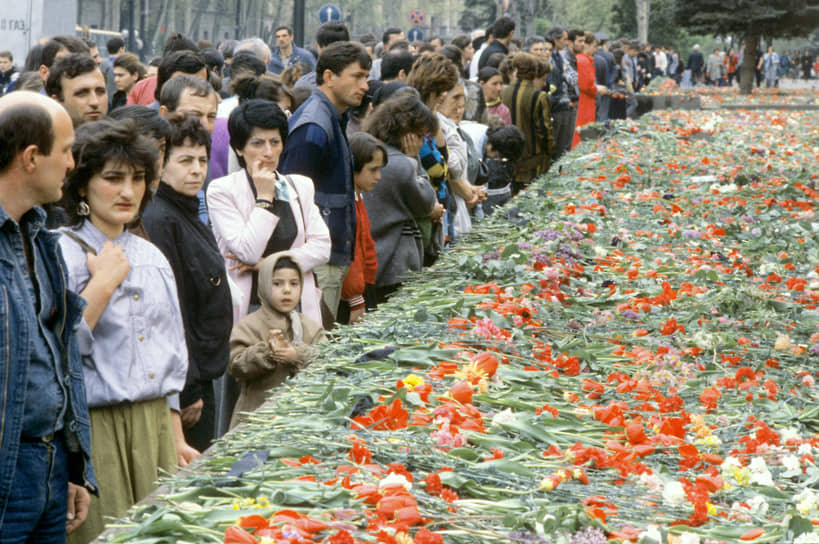 Согласно заключению Комиссии Съезда народных депутатов СССР по расследованию событий, всего зарегистрировано около 300 пострадавших от отравляющих веществ (среди военнослужащих 19 человек, милиционеров — 9), также в давке погибли 16 участников митинга, еще трое умерли позже в больнице. Один митингующий умер от удара по голове ребром саперной лопатки, которыми были вооружены десантники, шедшие в арьергарде внутренних войск. В результате события 9 апреля назвали «ночь саперных лопаток»&lt;br> На фото: стихийный мемориал перед Домом правительства в Тбилиси