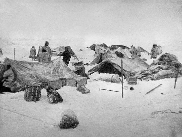 Палатки в лагере челюскинцев на дрейфующей льдине, февраль 1934 года