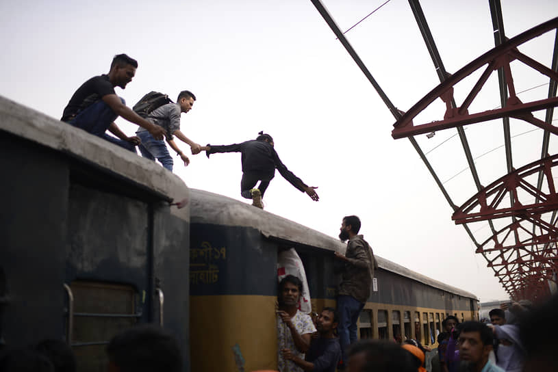 Дакка, Бангладеш. Люди на крыше поезда