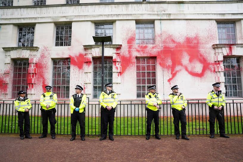 Лондон. Члены молодежного пропалестинского движения Youth Demand облили краской фасад здания Минобороны Великобритании