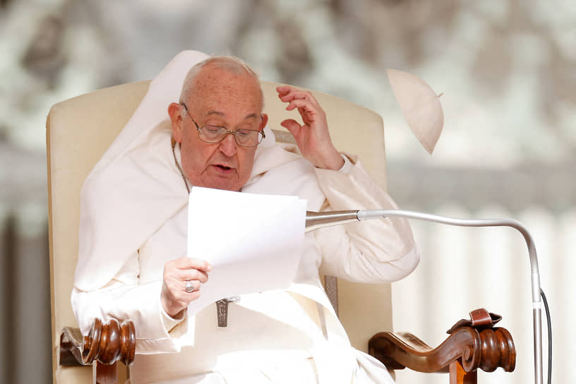 Ватикан. Папа римский Франциск во время еженедельной аудиенции на площади Святого Петра 