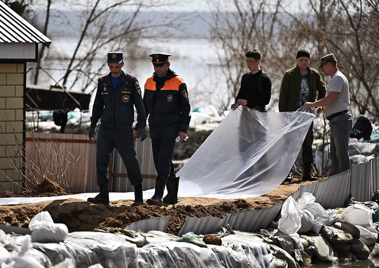 К утру 21 апреля уровень воды в Тюменской области достиг 1051 см. Губернатор региона Александр Моор сообщил, что в зону подтопления может попасть около 100 населенных пунктов, 6,3 тыс. домовладений и около 17,5 тыс. жителей &lt;br>На фото: возведение защитных сооружений в городе Ишим 