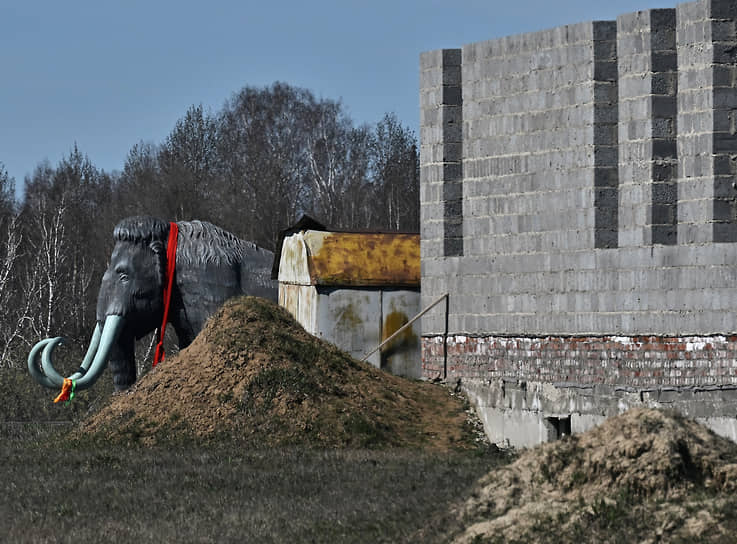 Скульптура мамонта в селе Абатское 