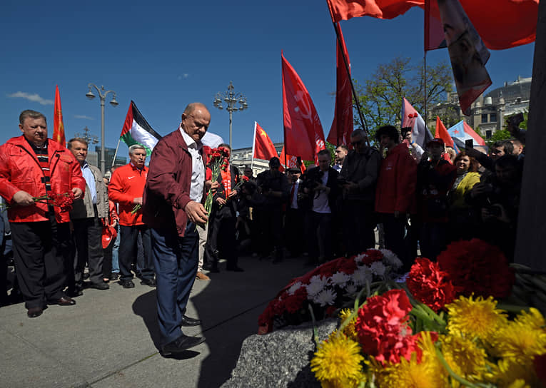 Справа налево: член комитета Госдумы по аграрным вопросам Николай Васильев, лидер КПРФ Геннадий Зюганов, председатель комитета Госдумы по аграрным вопросам Владимир Кашин и первый зампред Госдумы Иван Мельников на церемонии возложения цветов к памятнику Карлу Марксу